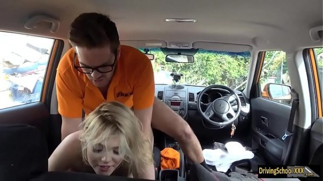 Huge boobs examiner ripped in the car